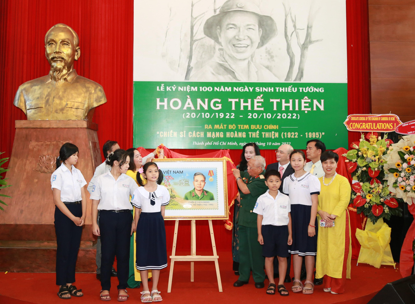 Đại diện gia đình và các đơn vị giới thiệu, ra mắt bộ tem về người chiến sĩ cách mạng Hoàng Thế Thiện.