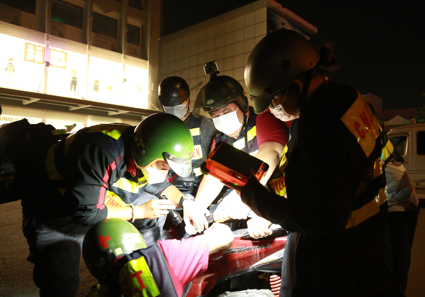 Người được trợ giúp là một nữ sinh Trường Đại học Công nghiệp TPHCM, do để quên chìa khóa trong cốp xe nên không thể điều khiển được xe. Sau khi dắt bộ một lúc thì may mắn được đội tình nguyện hỗ trợ. Mừng rỡ vì được giúp đỡ kịp thời, cô gái trẻ gửi lời cám ơn rối rít đến các thành viên đội tình nguyện.