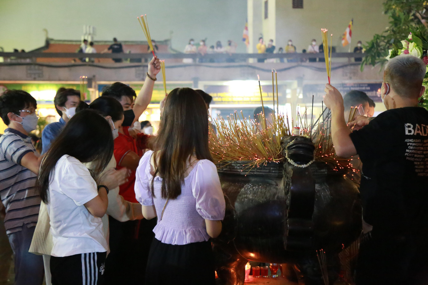 Để đảm bảo an toàn, nhà chùa phát thông báo Phật tử cùng bà con chỉ thắp số lượng nhang hạn chế ở bên trong chánh điện, đồng thời tuân thủ nghiêm quy định phòng chống dịch khi đến hành lễ.