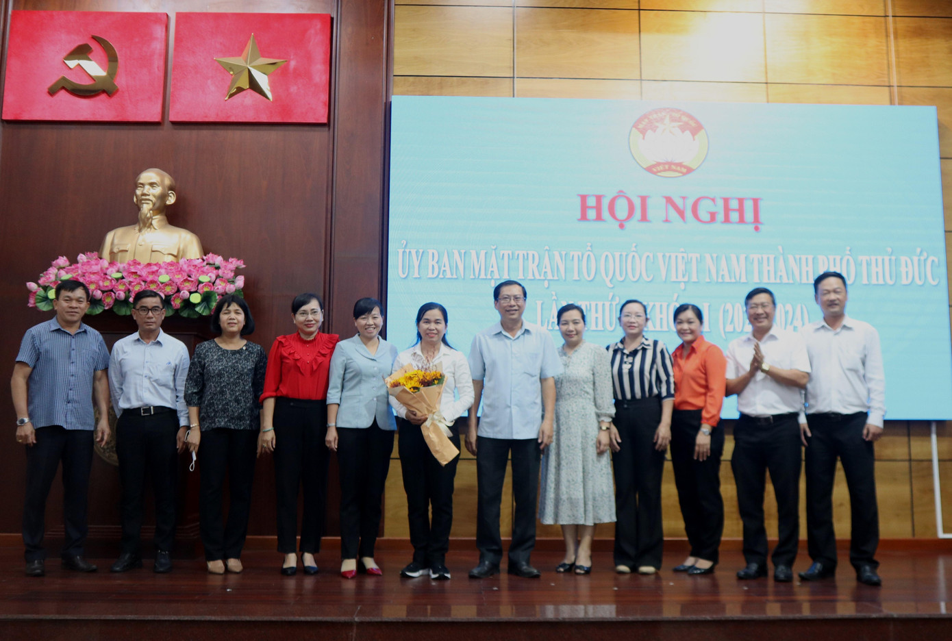 Lãnh đạo Uỷ ban MTTQ Việt Nam TPHCM, TP. Thủ Đức tặng hoa chúc mừng bà Nguyễn Thị Minh Hồng. Ảnh: Lương Hợp.