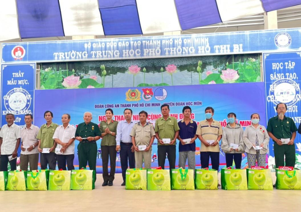 Hưởng ứng chuỗi hoạt động chào mừng thành công Đại hội Đoàn toàn quốc lần thứ XII, sáng nay Đoàn Thanh niên Công an TPHCM phối hợp Huyện Đoàn Hóc Môn thực hiện nhiều phần việc thiết thực, như: Báo cáo kết quả và Nghị quyết Đại hội XII; tuyên truyền về Đề án 06, pháp luật an toàn giao thông, phòng chống tội phạm liên quan tín dụng đen; trao tặng quà Tết đến cán bộ Đoàn và hội viên Hội Cựu chiến binh có hoàn cảnh khó khăn... Hưởng ứng chuỗi hoạt động chào mừng thành công Đại hội Đoàn toàn quốc lần thứ XII, sáng nay Đoàn Thanh niên Công an TPHCM phối hợp Huyện Đoàn Hóc Môn thực hiện nhiều phần việc thiết thực, như: Báo cáo kết quả và Nghị quyết Đại hội XII; tuyên truyền về Đề án 06, pháp luật an toàn giao thông, phòng chống tội phạm liên quan tín dụng đen; trao tặng quà Tết đến cán bộ Đoàn và hội viên Hội Cựu chiến binh có hoàn cảnh khó khăn...