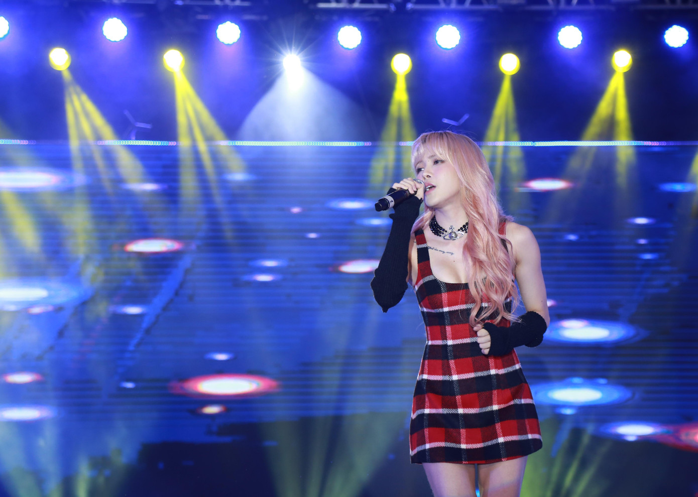 Nữ ca sĩ khoe nhan sắc xinh đẹp, gợi cảm trong màn xuất hiện cổ động các tuyển thủ trước thềm khai mạc SEA Games 31. &quot;Trâm rất hào hứng và vui mừng được tham dự hát mừng và cổ vũ các tuyển thủ quốc gia. Trâm cám ơn tất cả các vận động viên đã khổ luyện ngày đêm vì màu cờ sắc áo. Mọi người cũng hãy dành thời gian nghỉ ngơi, chuẩn bị tinh thần, sức khỏe thật tốt để chiến đấu trong kỳ đại hội tới đây&quot;, Thiều Bảo Trâm gửi lời nhắn nhủ đến các tuyển thủ.