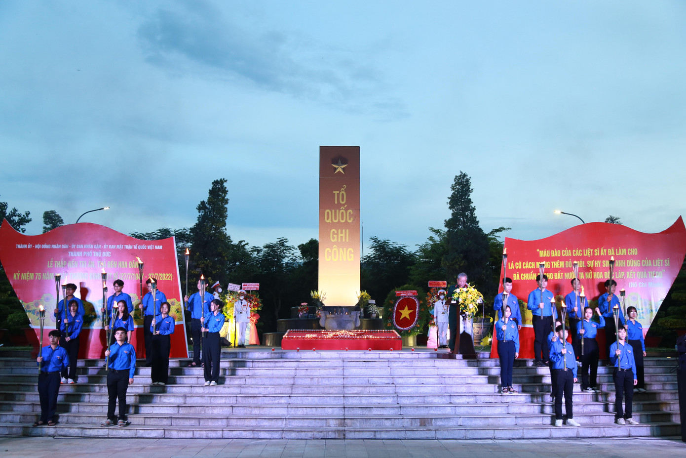 Thế hệ trẻ nguyện tiếp bước cha anh, xây dựng đất nước ngày càng phồn vinh, thịnh vượng.