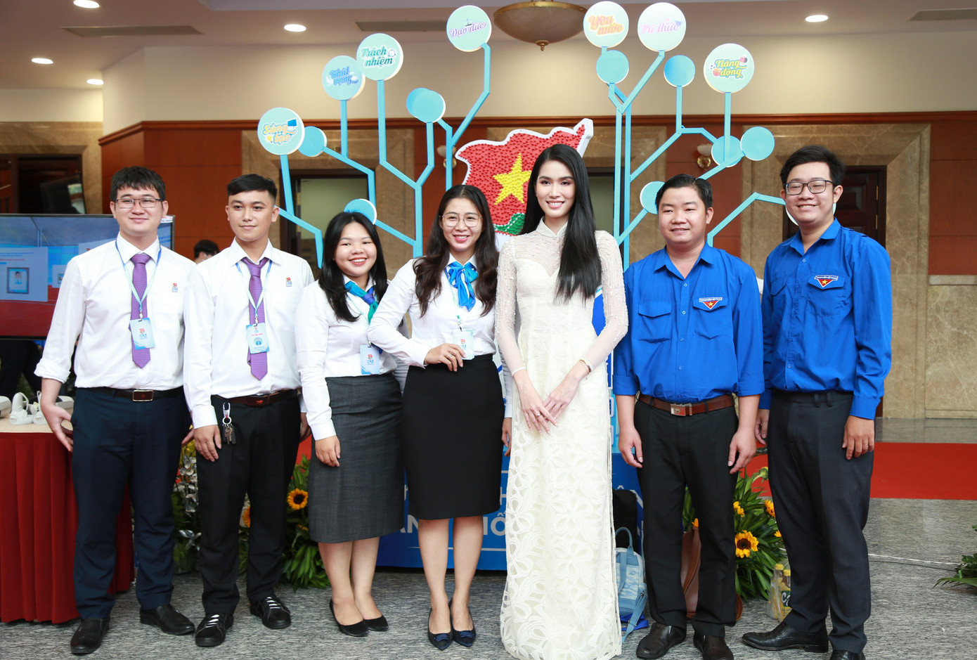 Đại biểu thanh niên chụp ảnh lưu niệm cùng Á hậu Phương Anh.