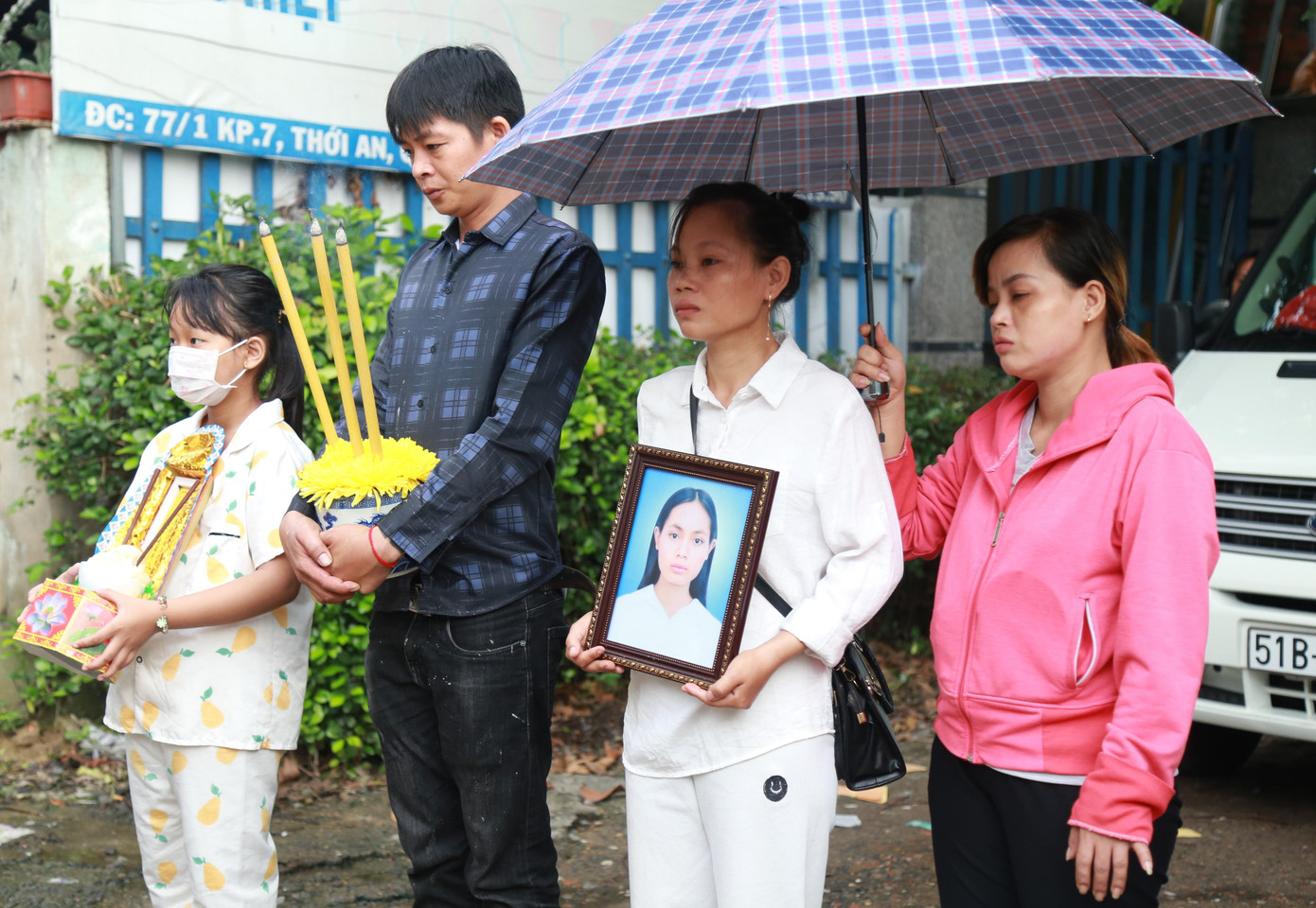 Người thân đau buồn tiễn biệt Kim Sang.