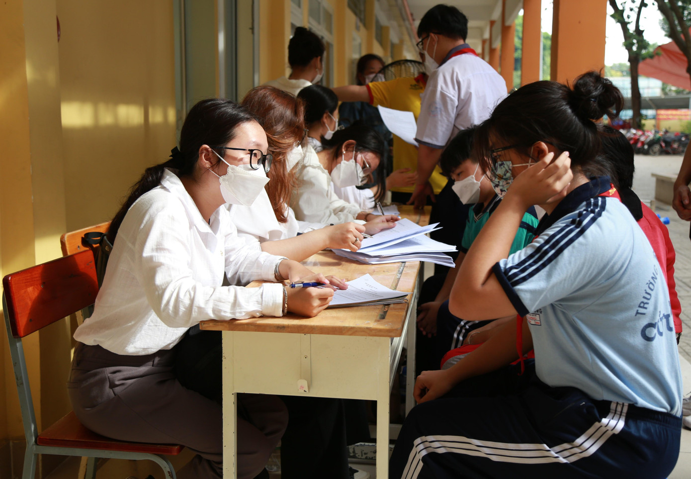 Bạn trẻ hỗ trợ các em học sinh tại buổi khám sàng lọc Bạn trẻ hỗ trợ các em học sinh tại buổi khám sàng lọc