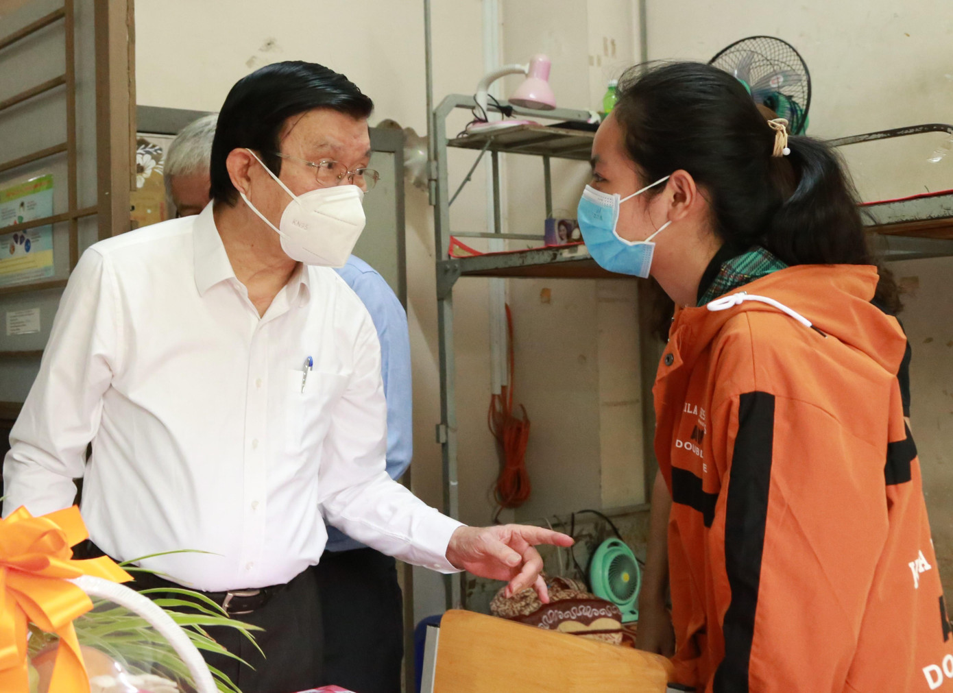 Trong khuôn khổ buổi làm việc, nguyên Chủ tịch nước Trương Tấn Sang cũng đã đến thăm Ký túc xá ĐHQG TPHCM - khu A, công trình từng được ông kêu gọi đầu tư xây dựng phục vụ nhu cầu lưu trú, học tập của hàng chục ngàn sinh viên.