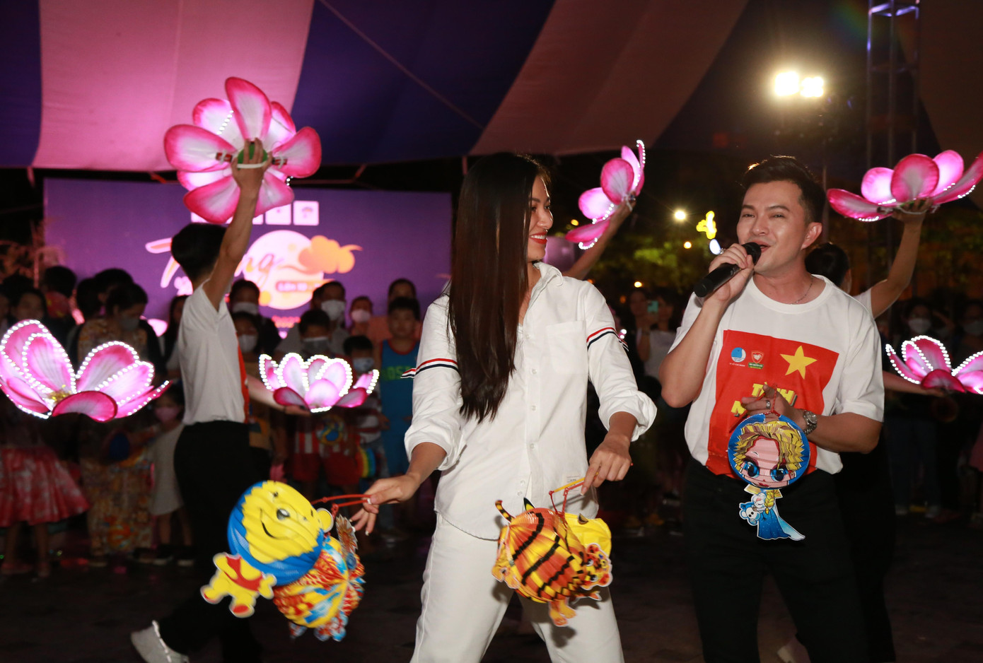 Ca sĩ Nam Cường (bìa phải) hát mừng Trung thu với màn phụ họa vui nhộn của Á hậu Kim Duyên và vũ đoàn.