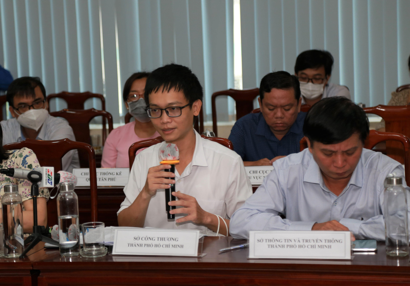 Đại diện các sở, ngành trao đổi về tình hình phát triển KT-XH 6 tháng đầu năm.