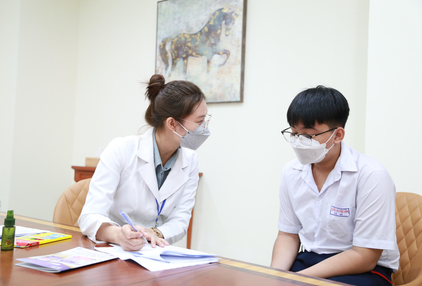 BS. Nguyễn Thị Huyền tư vấn tâm lý cho một em học sinh.