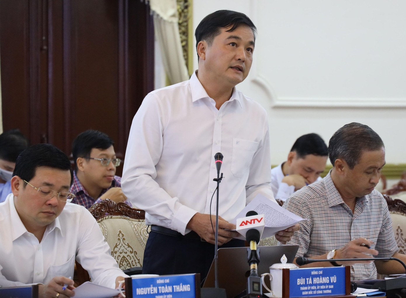 Ông Bùi Tá Hoàng Vũ thông tin tại buổi họp.