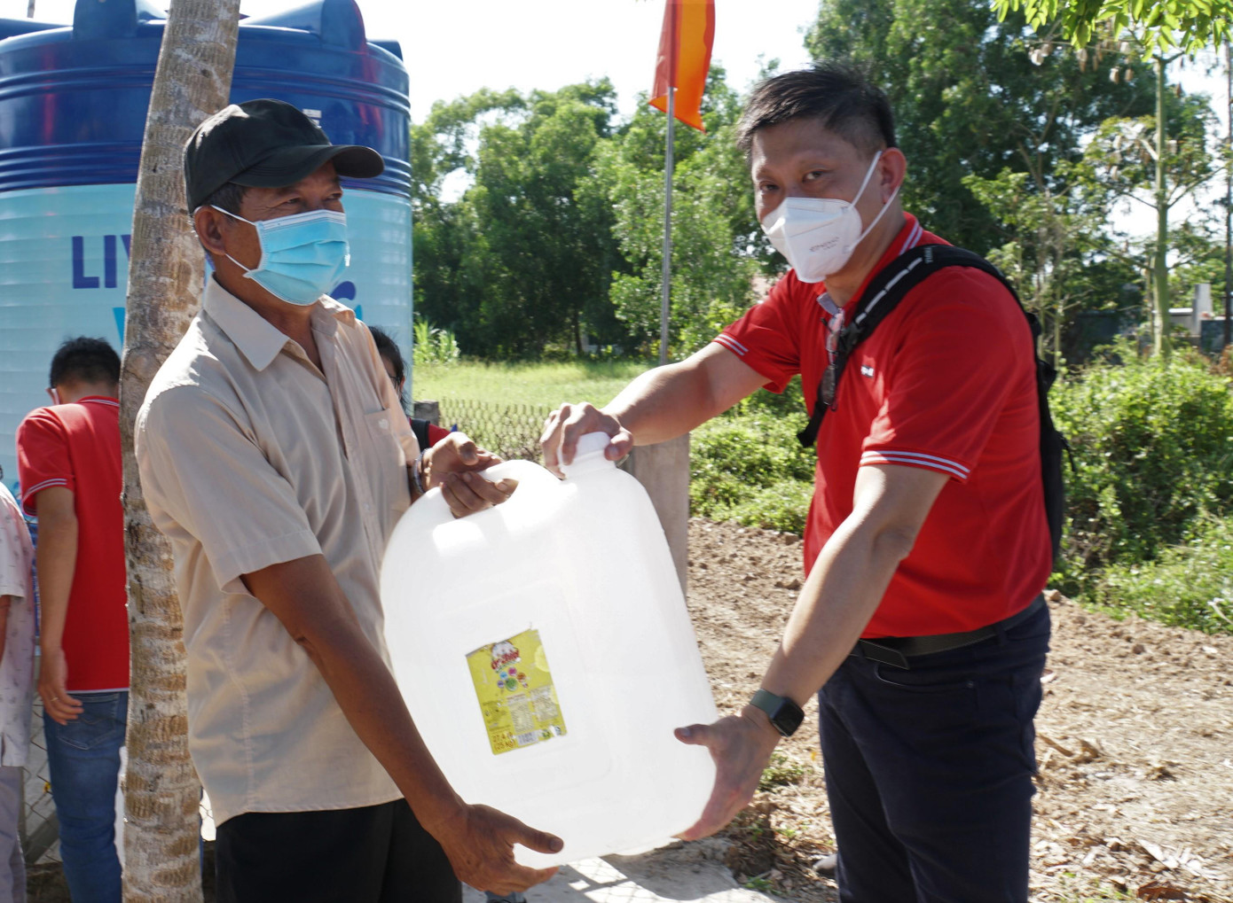 Tình nguyện viên Keppel Land hỗ trợ bà con xã Bảo Thuận lấy nước sạch.