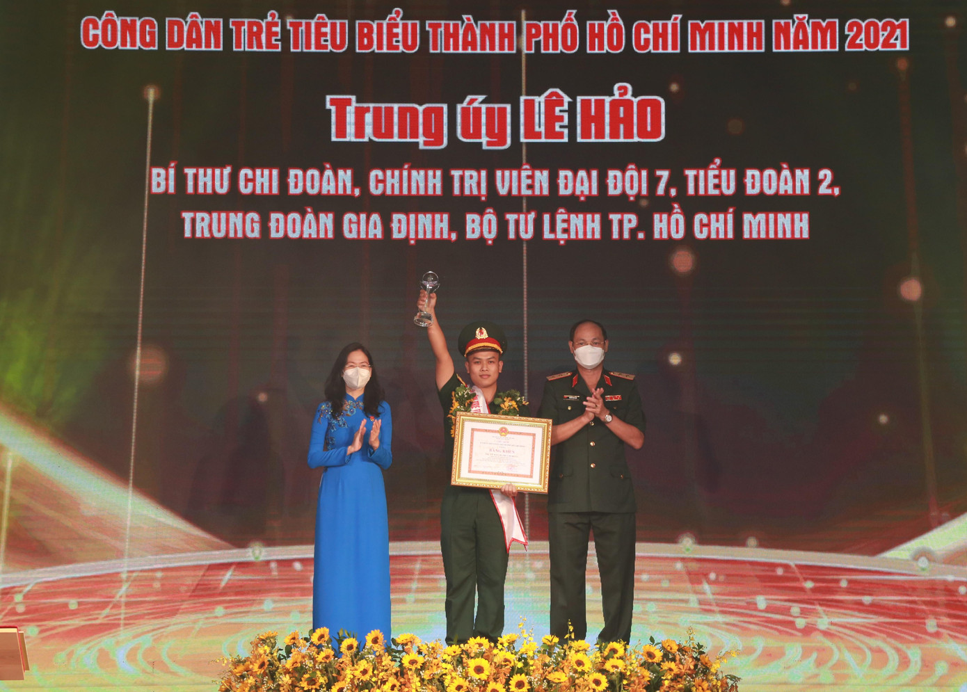 Tuyên dương Trung úy Lê Hảo.