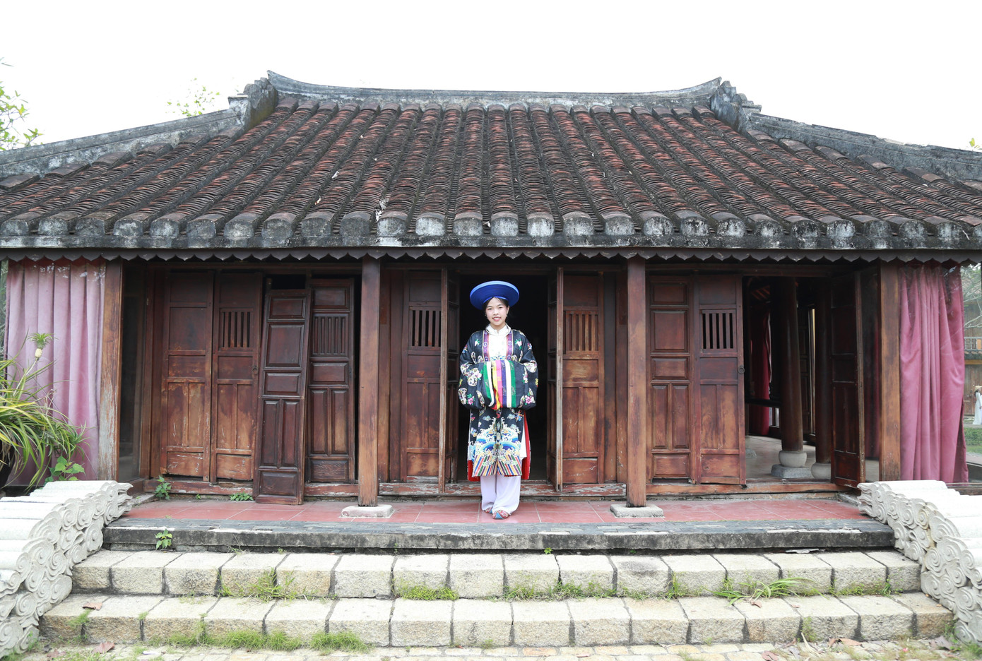 Bạn trẻ diện áo dài xưa chụp hình bên không gian cổ kính tại bảo tàng.