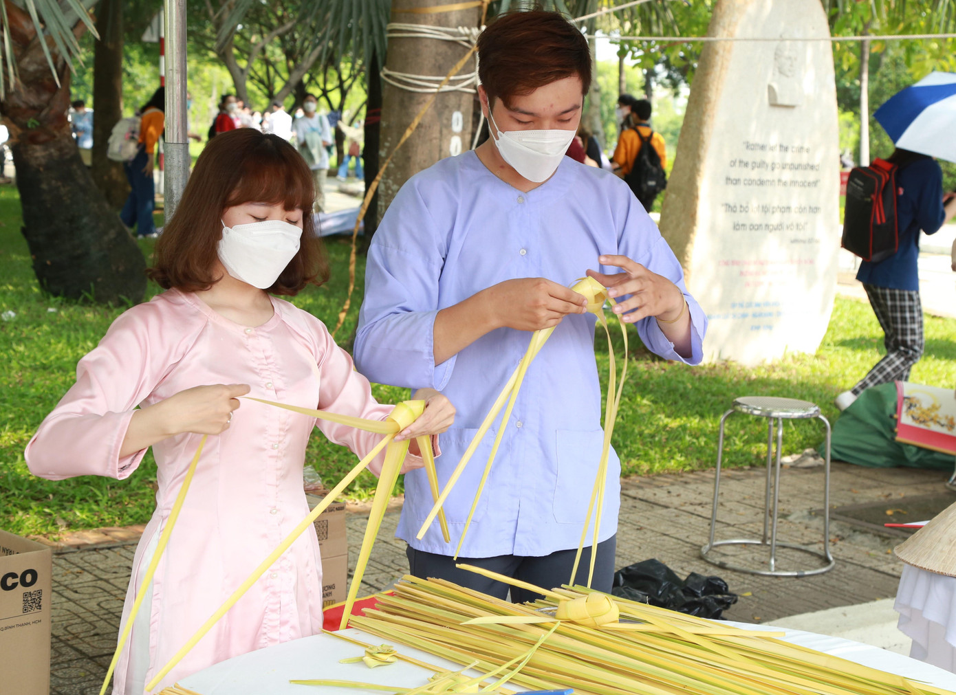 Thắt lá dừa, một hoạt động văn hóa dân gian của miền Tây Việt Nam.