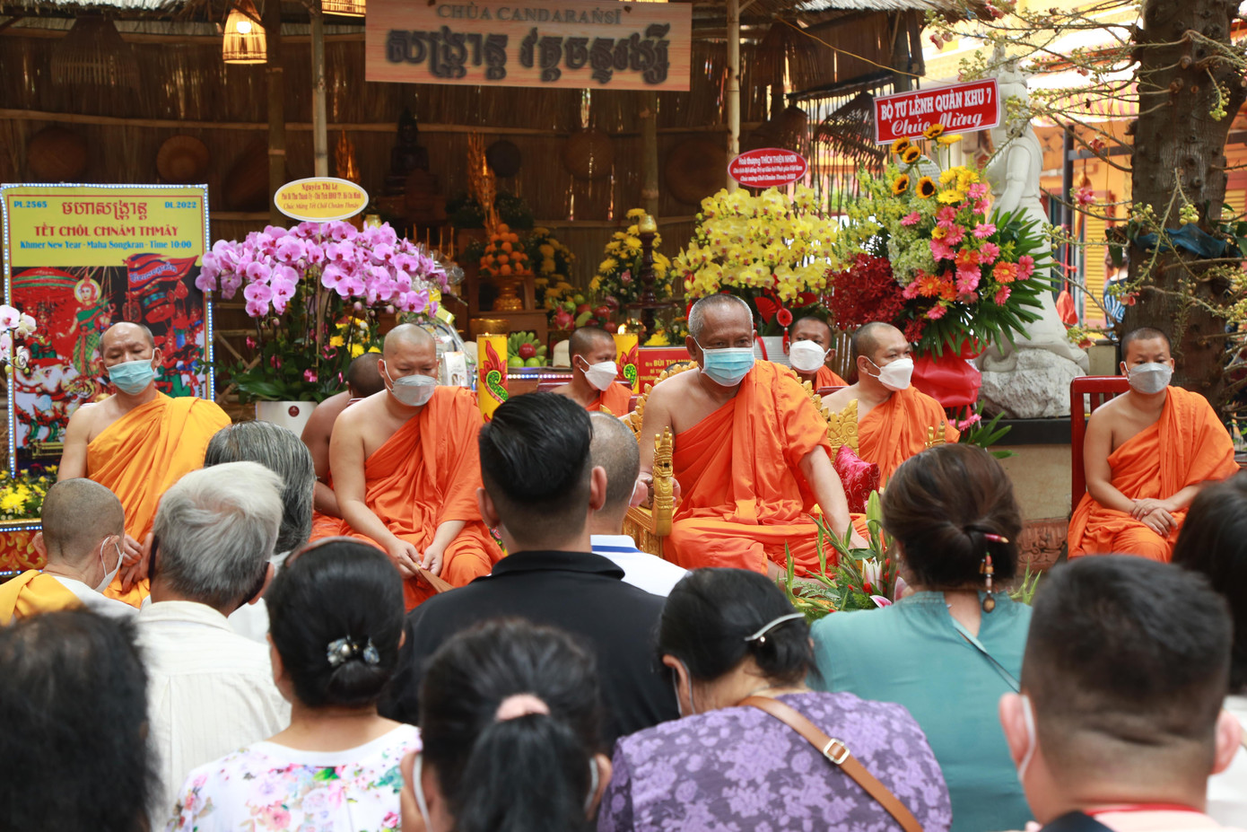 Hòa thượng Danh Lung, trụ trì chùa Candaransi cùng các chư tăng thực hiện nghi thức truyền thống chào mừng năm mới, sáng 14/4 - Ảnh: Ngô Tùng