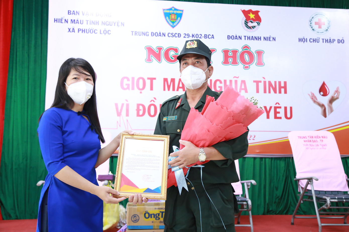 Thượng tá Võ Vinh Quang, Phó Bí thư Đảng ủy, Phó Trung đoàn trưởng Trung đoàn CSCĐ Đông Nam TPHCM cho biết, những năm qua, hoạt động hiến máu tình nguyện luôn được Trung đoàn CSCĐ Đông Nam TPHCM tiến hành thường xuyên, thu hút đông đảo cán bộ, chiến sĩ quan tâm, tình nguyện hưởng ứng, tỷ lệ hiến máu tăng dần theo từng năm. Nhiều đơn vị máu của cán bộ, chiến sĩ của đơn vị hiến tặng đã góp phần phục vụ công tác cứu chữa, điều trị bệnh và nâng cao sức khỏe cho cán bộ, chiến sĩ và nhân dân. Trong ảnh: đại diện lãnh đạo UBND xã Phước Lộc (huyện Nhà Bè) tặng thư cảm ơn đến cán bộ, chiến sĩ Trung đoàn CSCĐ Đông Nam TPHCM đã có nghĩa cử cao đẹp vì cộng đồng.