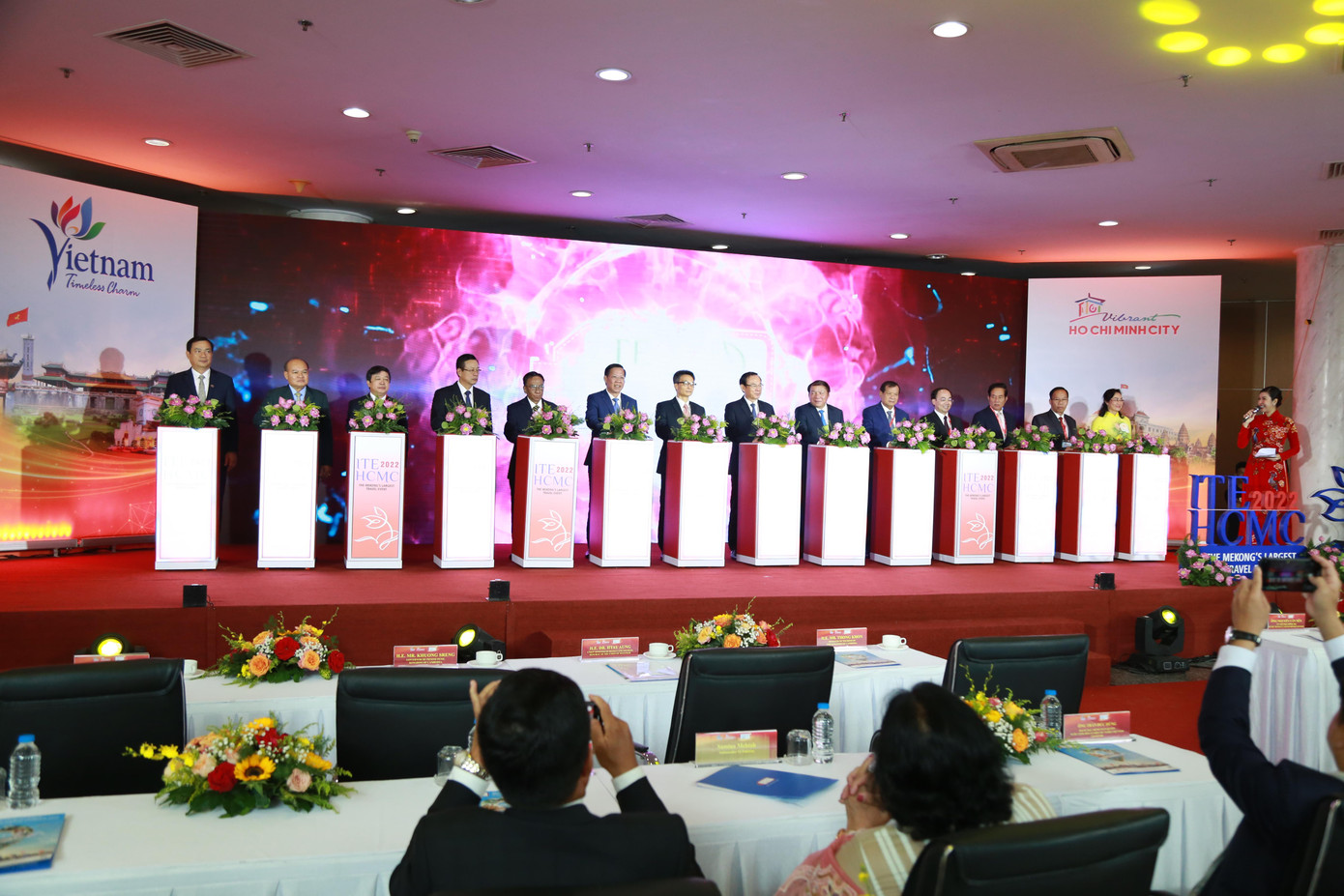 Các đại biểu thực hiện nghi thức khai mạc ITE HCMC 2022 trong sáng 8/9. Ảnh: Ngô Tùng Các đại biểu thực hiện nghi thức khai mạc ITE HCMC 2022 trong sáng 8/9. Ảnh: Ngô Tùng