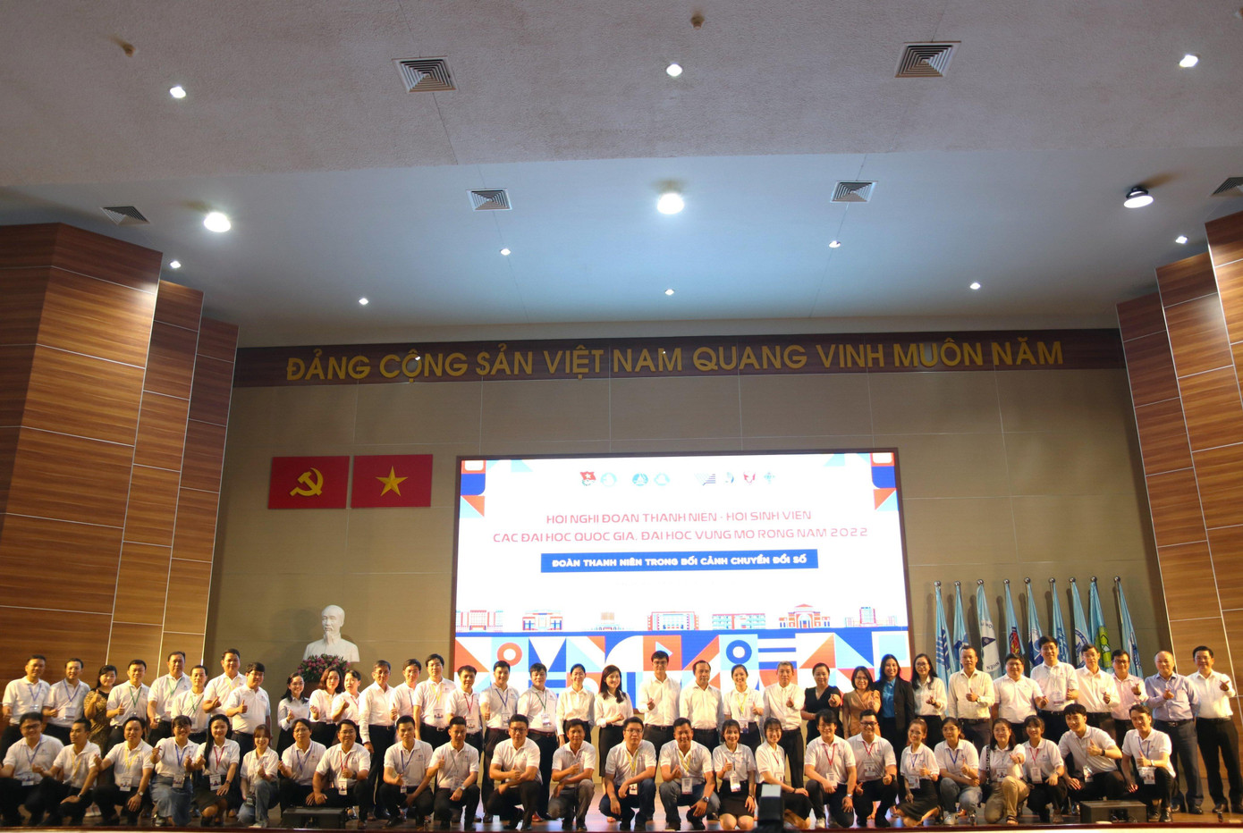 Các cán bộ Đoàn - Hội chụp ảnh lưu niệm cùng Bí thư thứ nhất T.Ư Đoàn Bùi Quang Huy và Giám đốc ĐHQG TPHCM Vũ Hải Quân. Các cán bộ Đoàn - Hội chụp ảnh lưu niệm cùng Bí thư thứ nhất T.Ư Đoàn Bùi Quang Huy và Giám đốc ĐHQG TPHCM Vũ Hải Quân.