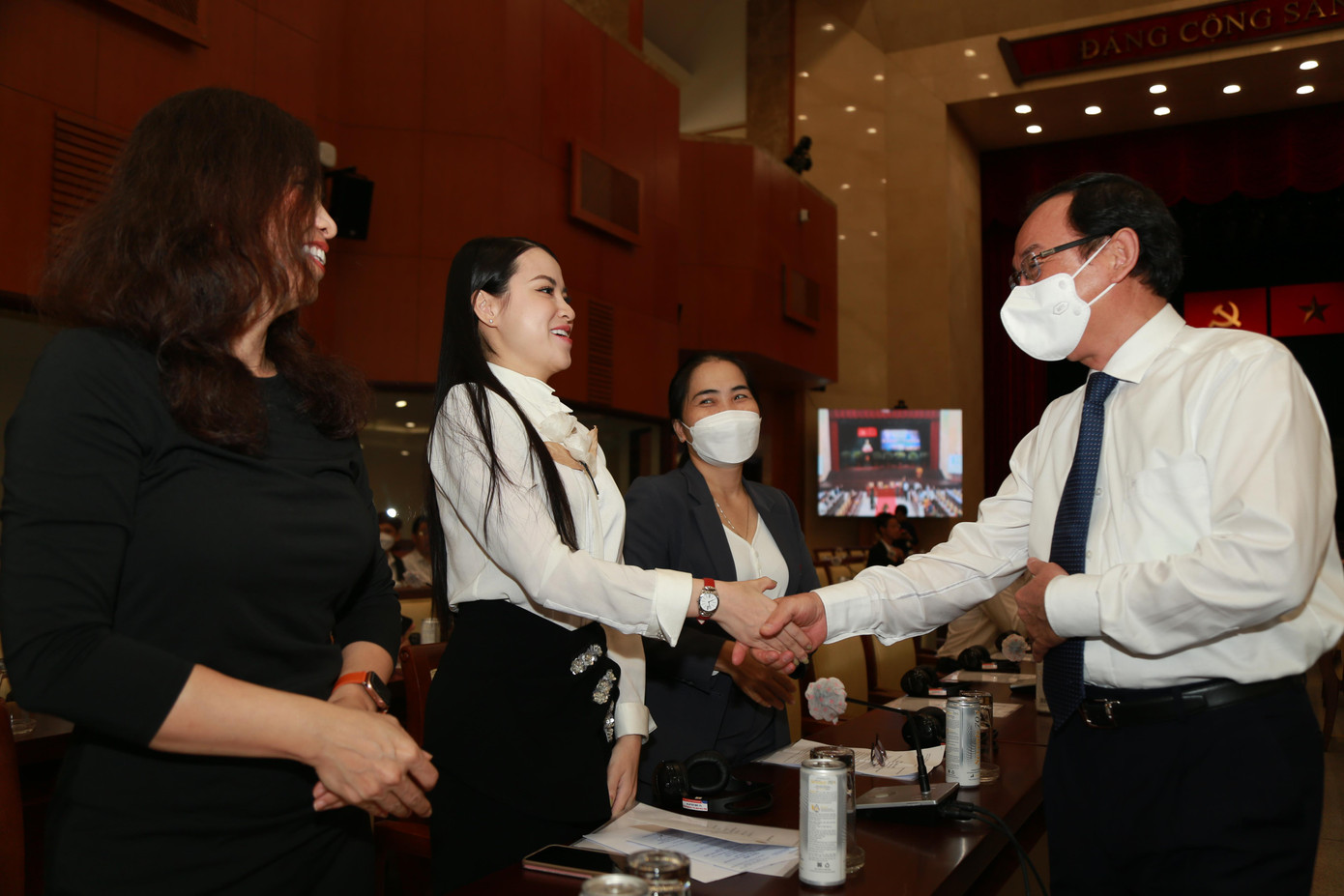 Bí thư Thành ủy TPHCM Nguyễn Văn Nên gặp gỡ đại diện các doanh nghiệp. Ảnh: Ngô Tùng