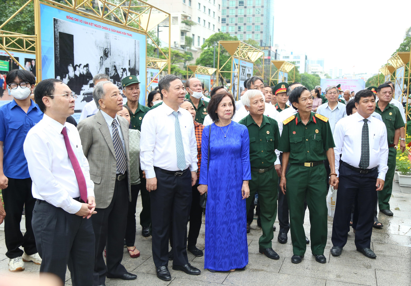 Tại đường Pasteur - Lý Tự Trọng (phía trước Bảo tàng TP.HCM), thành phố cũng tổ chức trưng bày hình ảnh với chủ đề “Dấu ấn đồng chí Võ Văn Kiệt - trí tuệ, năng động, sáng tạo” . Triển lãm nêu bật những dấu ấn, hình ảnh cố Thủ tướng Võ Văn Kiệt – người sáng lập Đội viên danh dự của lực lượng Thanh niên xung phong TP.HCM, dấu ấn của ông với các công trình xây dựng lớn của đất nước nhận được sự đồng thuận “ý Đảng, lòng dân”, gắn với những cái tên thân thương như: “Tướng điện”, “kênh ông Kiệt”… Tại đường Pasteur - Lý Tự Trọng (phía trước Bảo tàng TP.HCM), thành phố cũng tổ chức trưng bày hình ảnh với chủ đề “Dấu ấn đồng chí Võ Văn Kiệt - trí tuệ, năng động, sáng tạo” . Triển lãm nêu bật những dấu ấn, hình ảnh cố Thủ tướng Võ Văn Kiệt – người sáng lập Đội viên danh dự của lực lượng Thanh niên xung phong TP.HCM, dấu ấn của ông với các công trình xây dựng lớn của đất nước nhận được sự đồng thuận “ý Đảng, lòng dân”, gắn với những cái tên thân thương như: “Tướng điện”, “kênh ông Kiệt”…