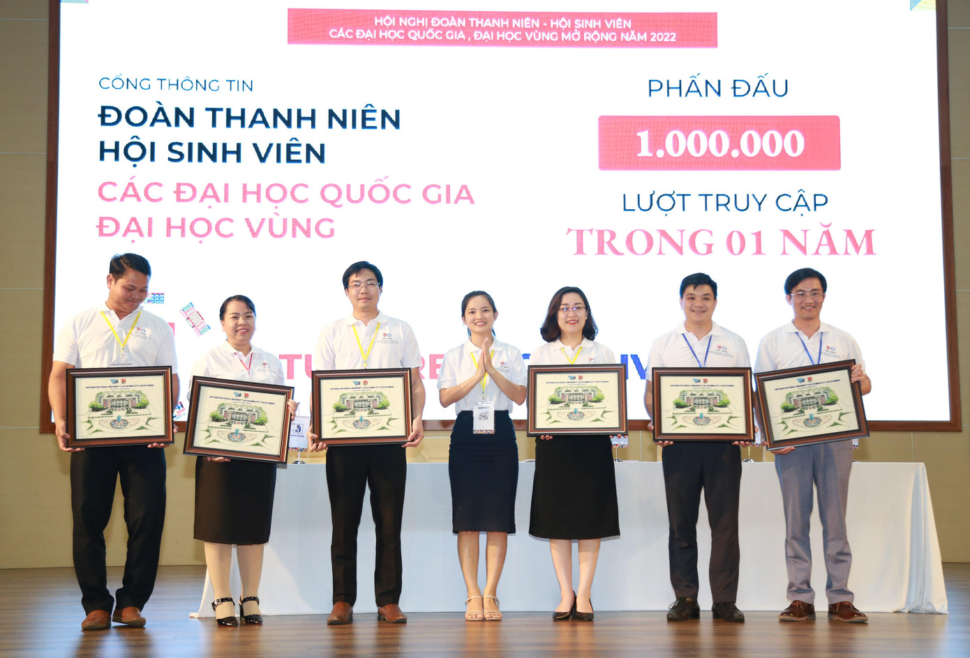 Thay mặt đoàn chủ nhà ĐHQG TPHCM, chị Phùng Thị Diệu Hương - Bí thư Ban Cán sự Đoàn ĐHQG TPHCM tặng quà lưu niệm cho các trường đại học bạn. Thay mặt đoàn chủ nhà ĐHQG TPHCM, chị Phùng Thị Diệu Hương - Bí thư Ban Cán sự Đoàn ĐHQG TPHCM tặng quà lưu niệm cho các trường đại học bạn.