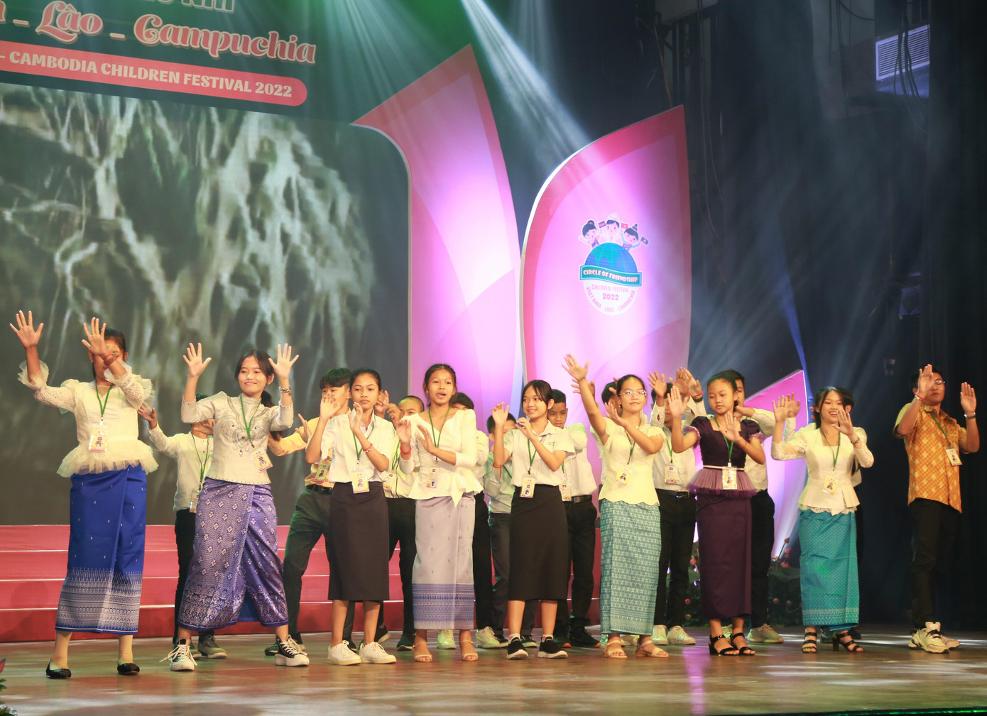 Các tiết mục múa truyền thống của nước bạn. Các tiết mục múa truyền thống của nước bạn.