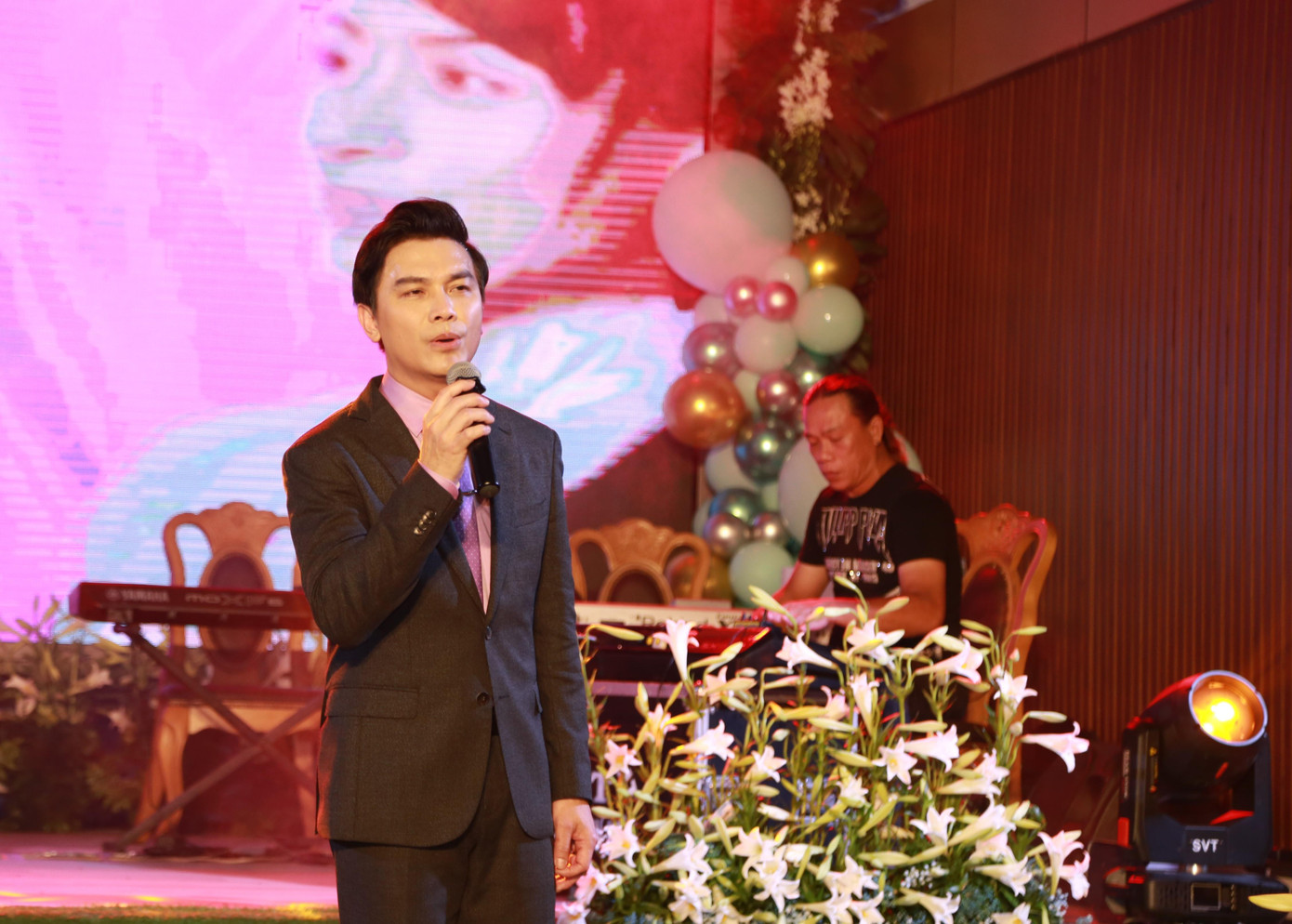 Mạnh Quỳnh xuất hiện trong hình ảnh lịch lãm quen thuộc. Mạnh Quỳnh xuất hiện trong hình ảnh lịch lãm quen thuộc.