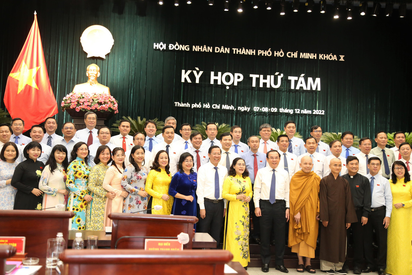 Bí thư Thành ủy TPHCM Nguyễn Văn Nên, Chủ tịch UBND TPHCM Phan Văn Mãi cùng đại biểu tại phiên bế mạc Kỳ họp thứ 8. Ảnh: Ngô Tùng