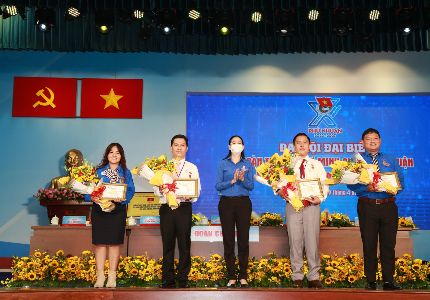 Bí thư Thành Đoàn TPHCM Phan Thị Thanh Phương trao huy hiệu &quot;Vì đàn em&quot; cho các cá nhân.