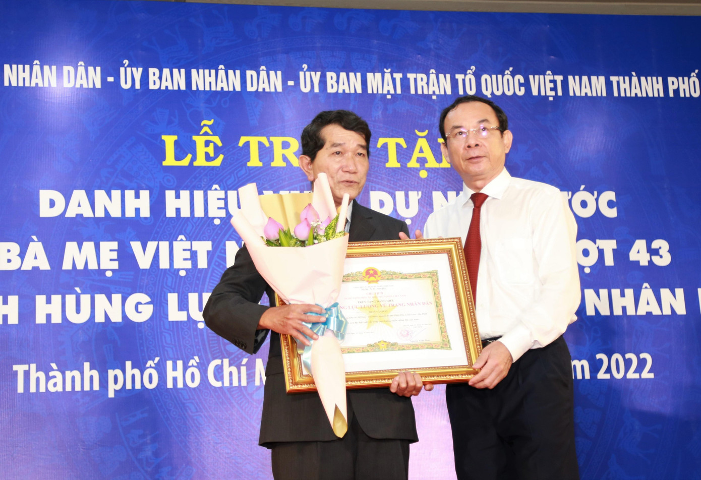 Đại diện gia đình liệt sĩ Phan Văn Hân đón nhận danh hiệu "Anh hùng Lực lượng vũ trang nhân dân". Đại diện gia đình liệt sĩ Phan Văn Hân đón nhận danh hiệu "Anh hùng Lực lượng vũ trang nhân dân".