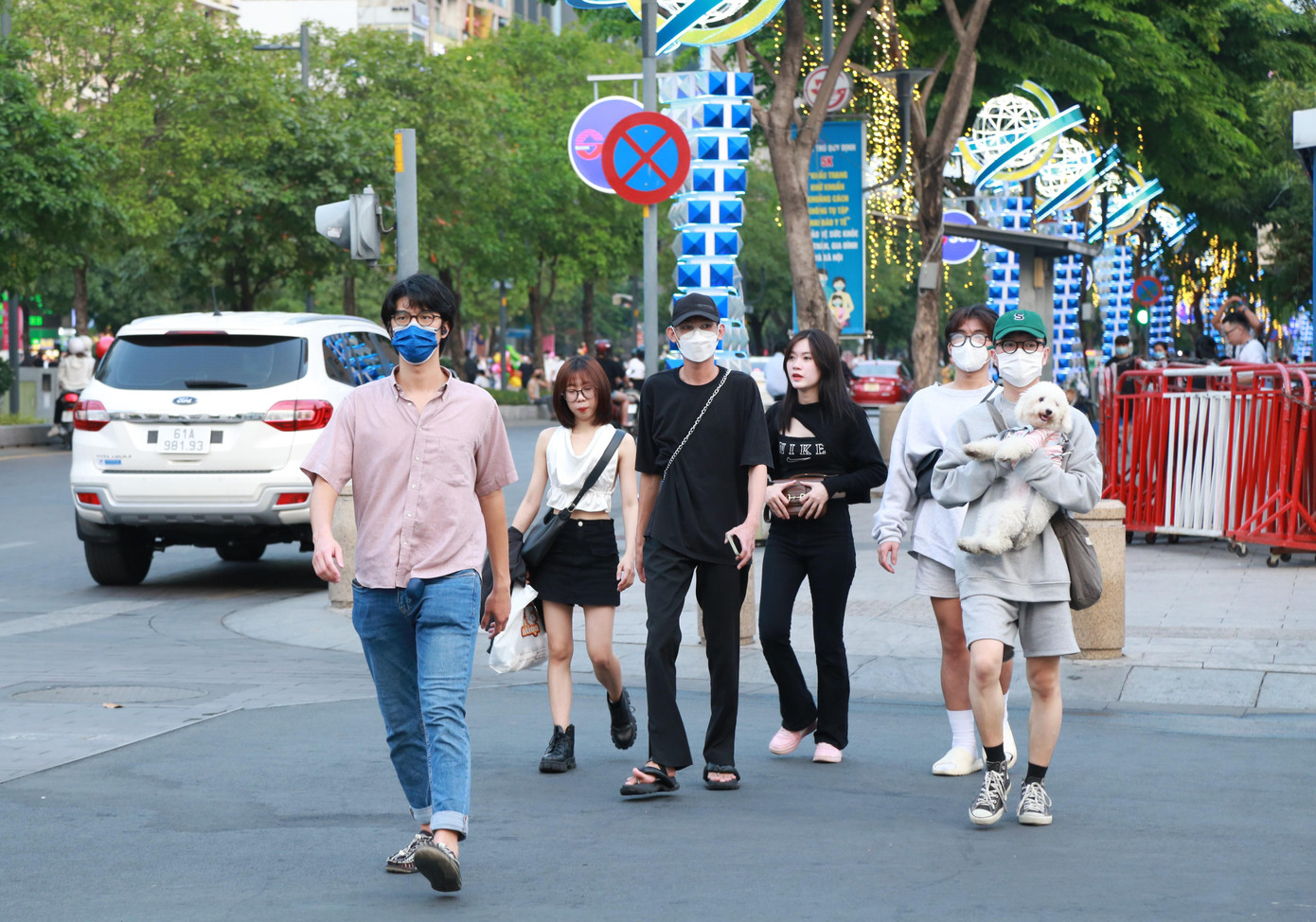 Bạn trẻ dạo phố nghỉ ngơi sau một tuần làm việc, học tập.