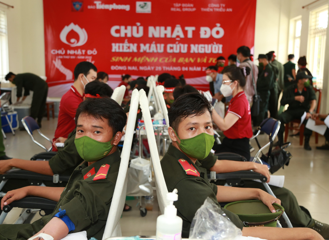 Cán bộ chiến sĩ E25 nhiệt tình tham gia ngày hội Chủ nhật Đỏ. Cán bộ chiến sĩ E25 nhiệt tình tham gia ngày hội Chủ nhật Đỏ.