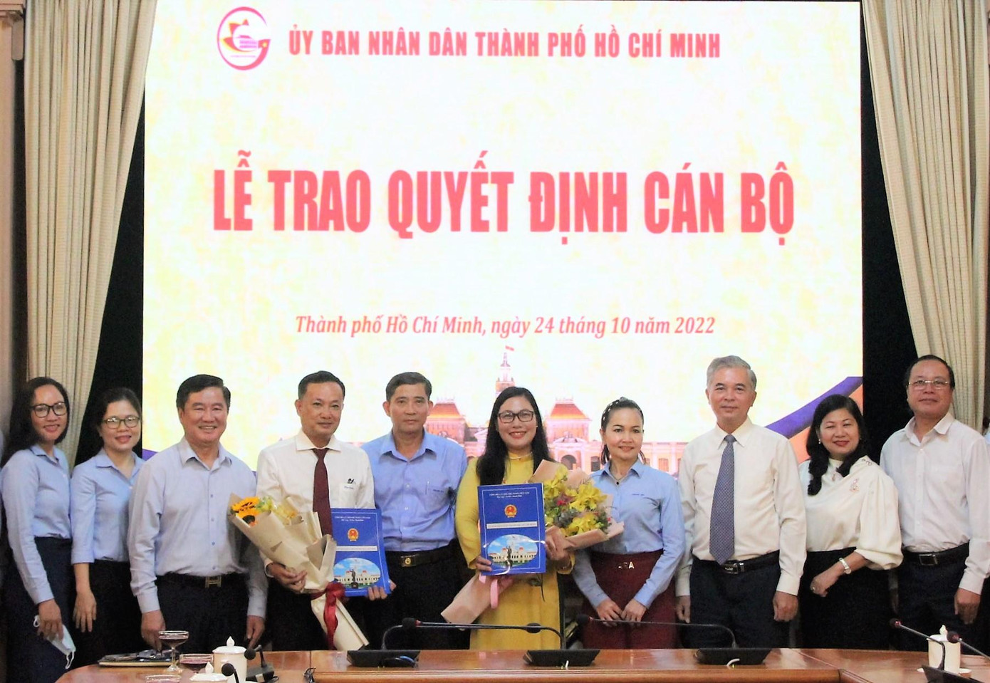 Lãnh đạo UBND TPHCM và các sở ngành, đơn vị tặng hoa chúc mừng hai cán bộ nhận nhiệm vụ tại Thảo Cầm Viên Sài Gòn. Ảnh: SGGP