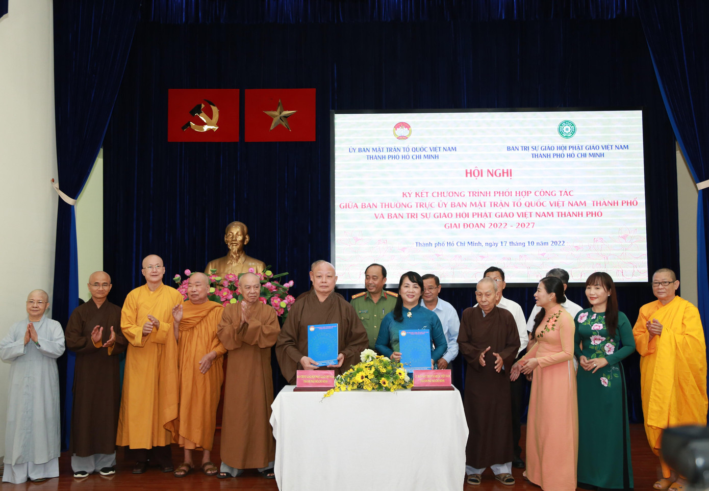 Hai đơn vị ký kết chương trình phối hợp giai đoạn 2022 - 2027. Ảnh: Ngô Tùng