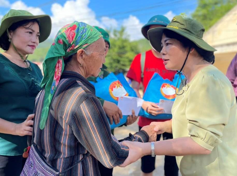 Chủ tịch Ủy ban MTTQ Việt Nam TPHCM thăm hỏi, trao quà cho bà con nhân dân tỉnh Nghệ An.