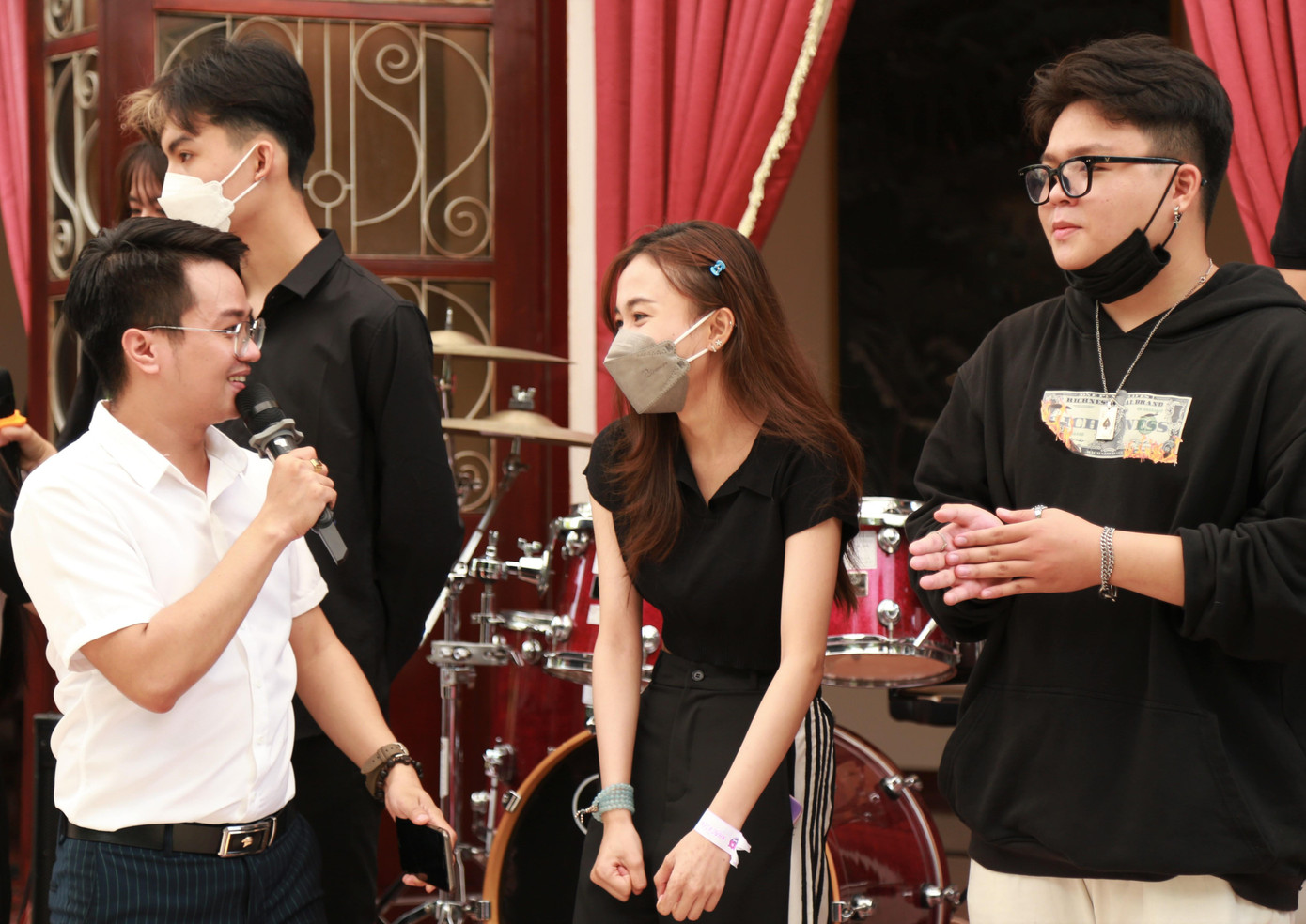 Các bạn sinh viên nhà trường có dịp tìm hiểu truyền thống và hoạt động đào tạo của nhà trường qua phần đố vui có thưởng