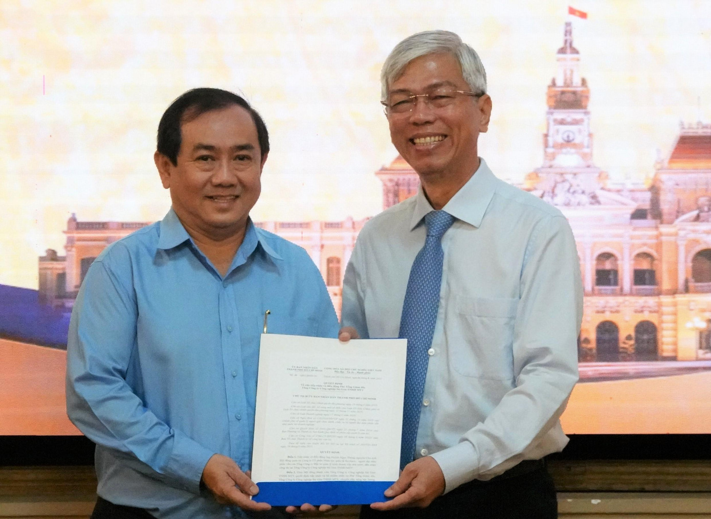 Phó Chủ tịch UBND TPHCM Võ Văn Hoan trao quyết định cho ông Huỳnh Ngọc Thông (bìa trái). Ảnh: SGGP.
