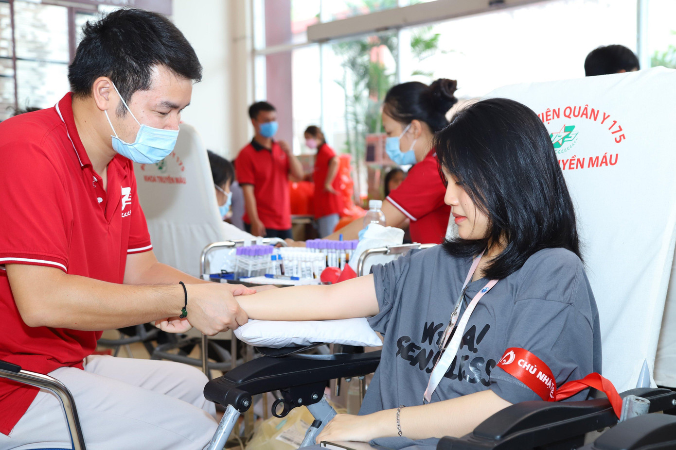 Là sinh viên năm nhất, bạn Trần Hoàng Yến tỏ vẻ lo lắng khi lần đầu tham gia hiến máu. Các y bác sĩ phải mất tới 2 lần mới có thể lấy máu vì Yến căng thẳng. Sau khi được các thành viên Đội Công tác xã hội của trường động viên, trò chuyện, Hoàng Yến đã lấy lại tinh thần. Là sinh viên năm nhất, bạn Trần Hoàng Yến tỏ vẻ lo lắng khi lần đầu tham gia hiến máu. Các y bác sĩ phải mất tới 2 lần mới có thể lấy máu vì Yến căng thẳng. Sau khi được các thành viên Đội Công tác xã hội của trường động viên, trò chuyện, Hoàng Yến đã lấy lại tinh thần.