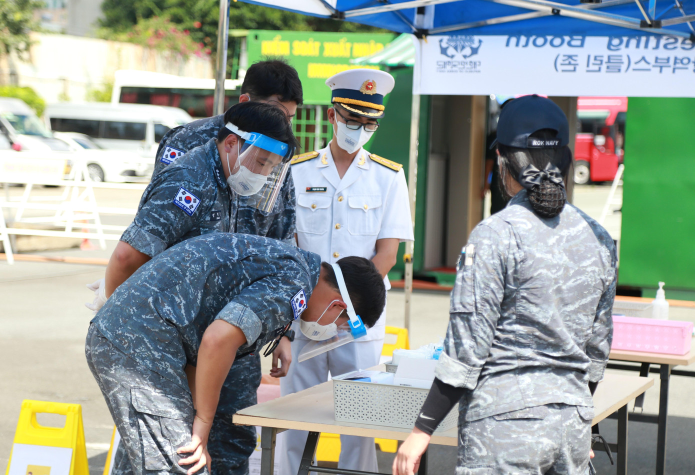 Đại biểu được kiểm tra y tế kỹ lưỡng trước khi lên tàu.