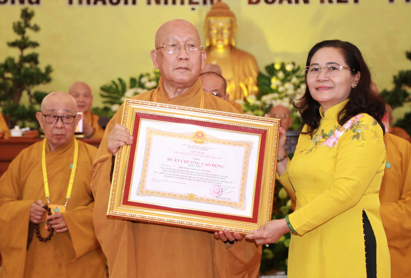 Bà Nguyễn Thị Lệ, Phó Bí thư Thành ủy, Chủ tịch HĐND TPHCM trao Huân chương Lao động hạng Nhất cho Hòa thượng Thích Như Niệm.