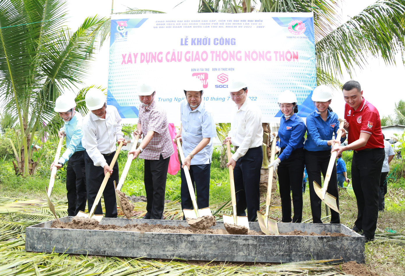 Lãnh đạo TPHCM và tỉnh Vĩnh Long cùng đơn vị thực hiện khởi công công trình cầu giao thông nông thôn tại xã Trung Ngãi. Ảnh: Ngô Tùng Lãnh đạo TPHCM và tỉnh Vĩnh Long cùng đơn vị thực hiện khởi công công trình cầu giao thông nông thôn tại xã Trung Ngãi. Ảnh: Ngô Tùng