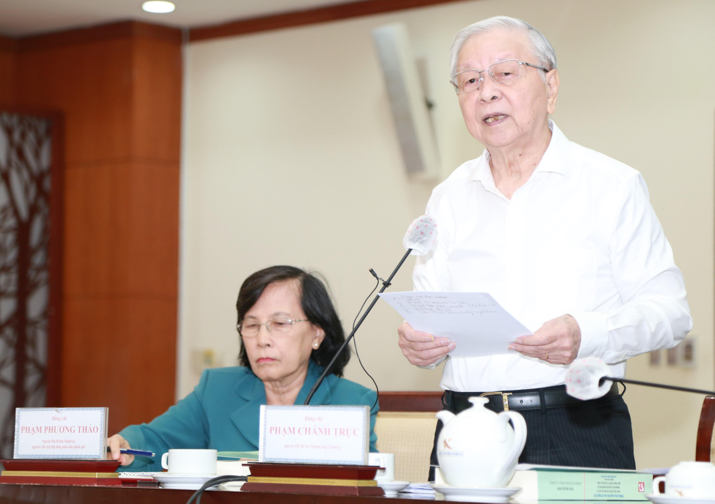 Nguyên Phó Bí thư Thường trực Thành ủy TPHCM Phạm Chánh Trực (bìa phải) và nguyên Chủ tịch HĐND TPHCM Phạm Phương Thảo tại tọa đàm.