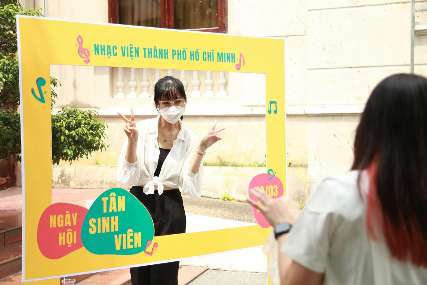 Các bạn trẻ tranh thủ "check-in" kỷ niệm với ngày hội