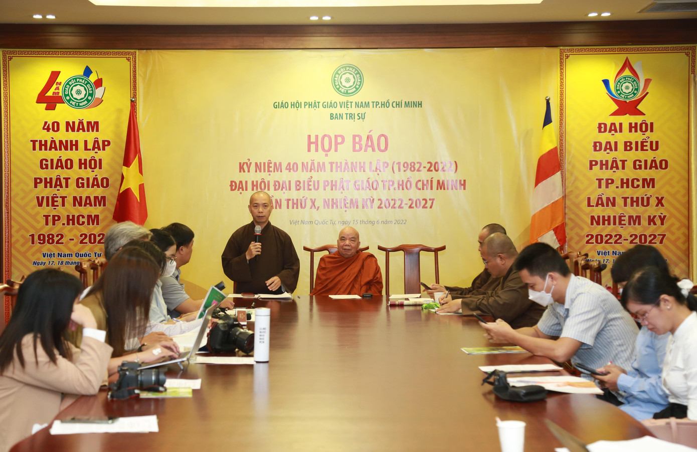 Thượng tọa Thích Quang Thạnh, Ủy viên Hội đồng Trị sự, Phó Thư ký kiêm Chánh Văn phòng Ban Trị sự GHPGVN TPHCM trao đổi một số nội dung quan trọng sẽ diễn ra trong đại hội X - Ảnh: Ngô Tùng Thượng tọa Thích Quang Thạnh, Ủy viên Hội đồng Trị sự, Phó Thư ký kiêm Chánh Văn phòng Ban Trị sự GHPGVN TPHCM trao đổi một số nội dung quan trọng sẽ diễn ra trong đại hội X - Ảnh: Ngô Tùng