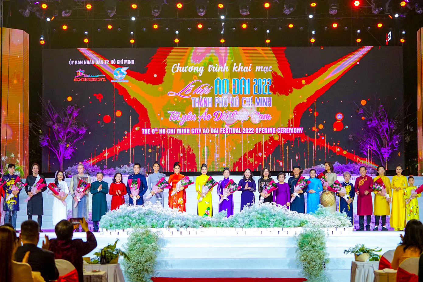 Các lãnh đạo trung ương và TPHCM tặng hoa cám ơn các đại sứ của lễ hội. Bên cạnh các văn nghệ sỹ, lễ hội năm nay cũng có sự góp mặt của các chính khách gồm bà Lê Thị Thu Hằng, Trợ lý bộ trưởng, người phát ngôn Bộ Ngoại giao Việt Nam, ông Trần Phước Anh, Giám đốc Sở Ngoại vụ TPHCM Các lãnh đạo trung ương và TPHCM tặng hoa cám ơn các đại sứ của lễ hội. Bên cạnh các văn nghệ sỹ, lễ hội năm nay cũng có sự góp mặt của các chính khách gồm bà Lê Thị Thu Hằng, Trợ lý bộ trưởng, người phát ngôn Bộ Ngoại giao Việt Nam, ông Trần Phước Anh, Giám đốc Sở Ngoại vụ TPHCM