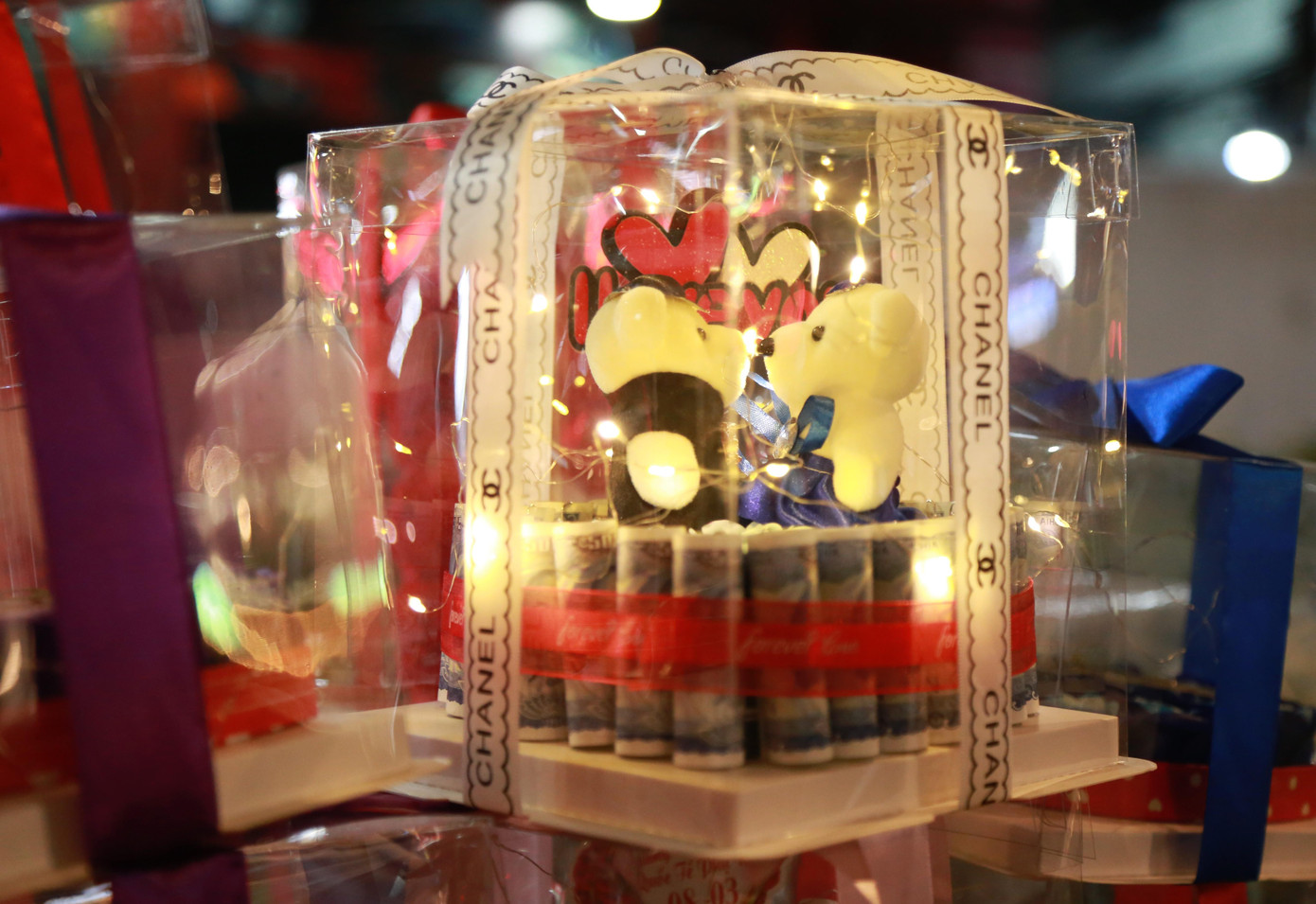 Tạo hình hai chú gấu thể hiện cử chỉ yêu thương là một món quà dễ thương dành cho phái đẹp trong những dịp lễ 14/2, 8/3 hay 20/10.