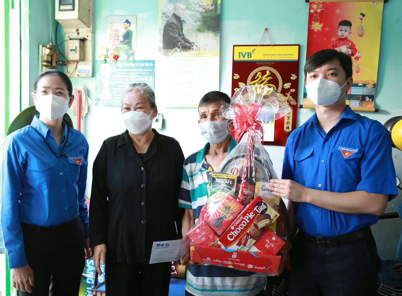 Bí thư T.Ư Đoàn, Chủ tịch Hội SVVN Nguyễn Minh Triết và Bí thư Thành Đoàn TPHCM, Chủ tịch Hội SVVN TPHCM Phan Thị Thanh Phương trao quà cho hộ gia đình tại phường 15, quận Tân Bình