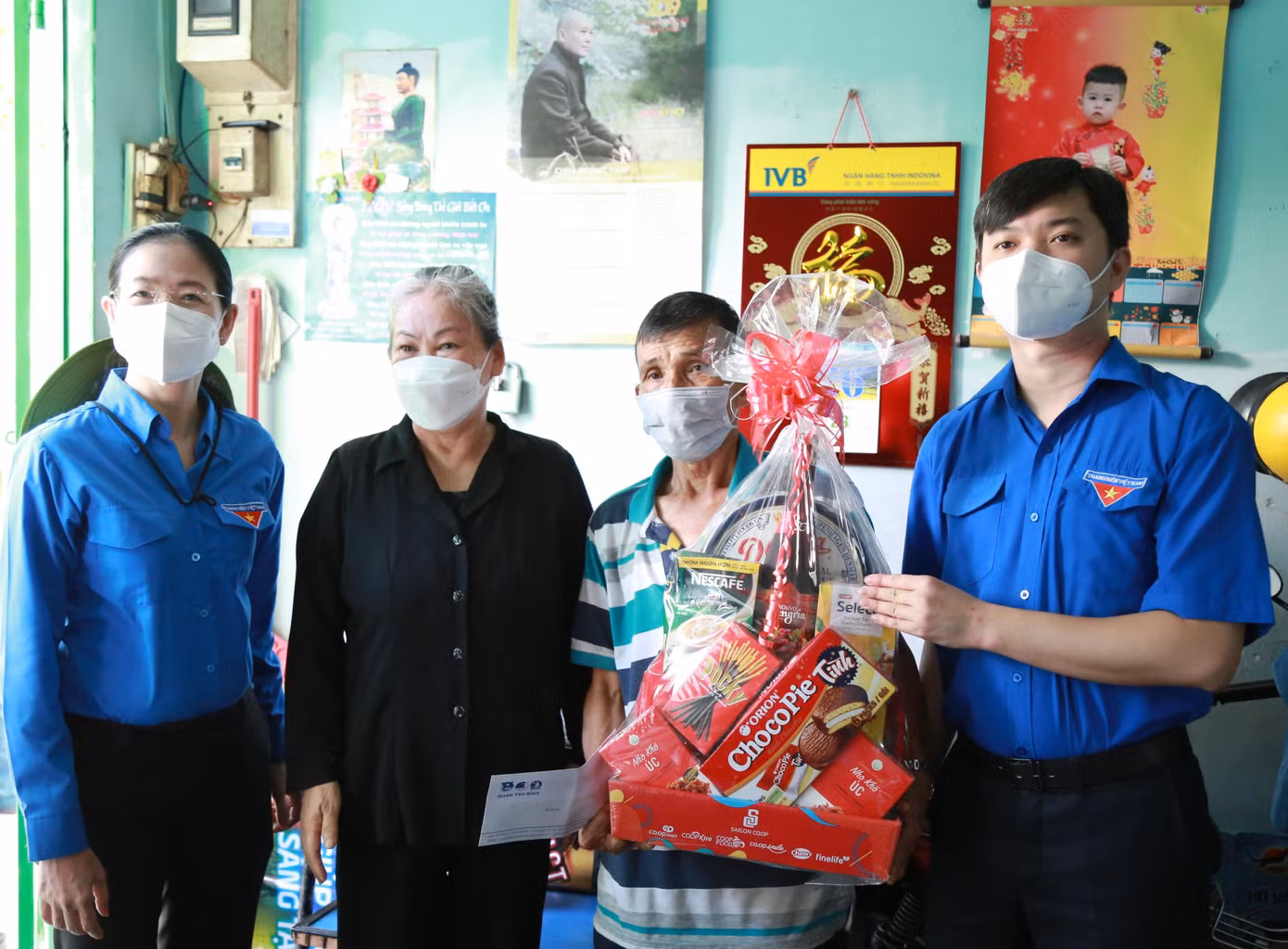 Bí thư T.Ư Đoàn, Chủ tịch Hội SVVN Nguyễn Minh Triết và Bí thư Thành Đoàn TPHCM, Chủ tịch Hội SVVN TPHCM Phan Thị Thanh Phương trao quà cho hộ gia đình tại phường 15, quận Tân Bình