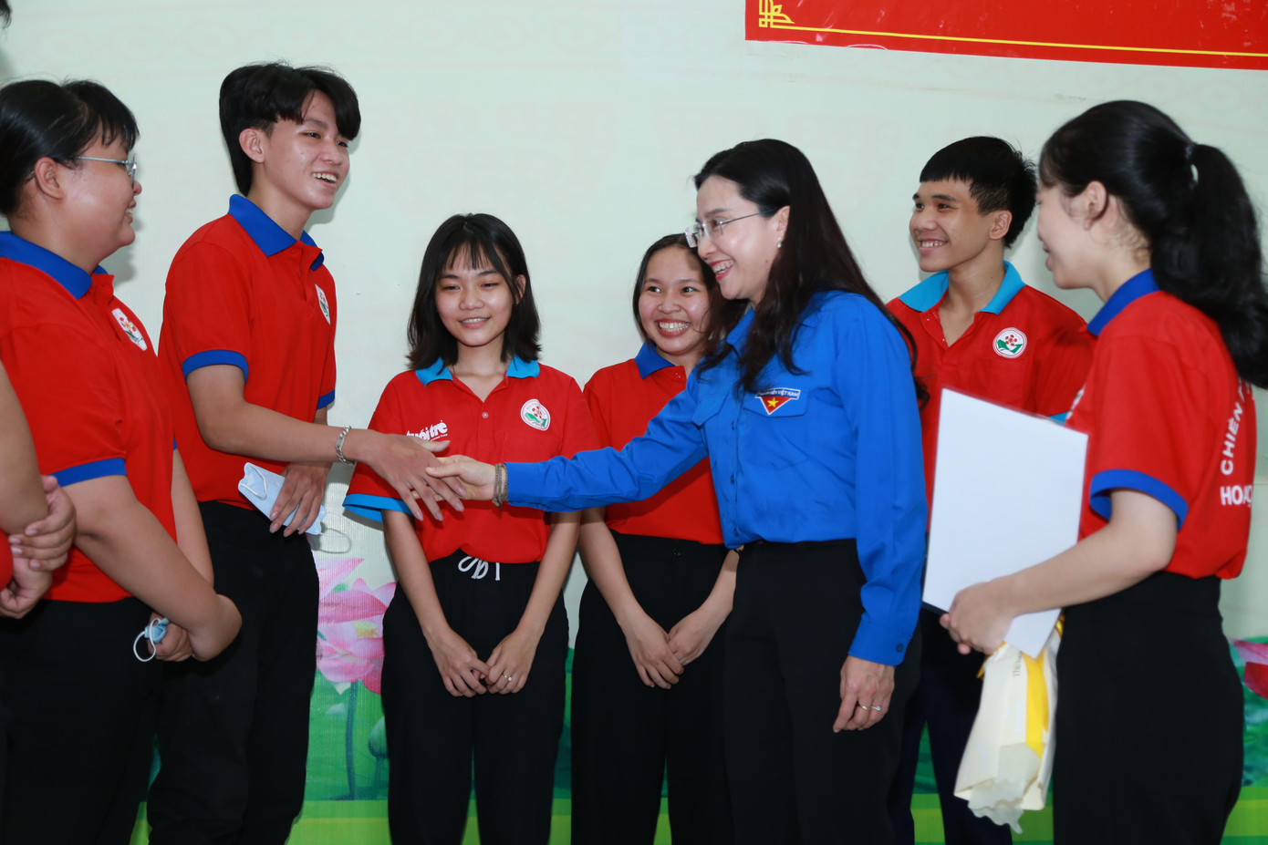 Bí thư Trung ương Đoàn cùng các bạn chiến sĩ tình nguyện chiến dịch Hoa phượng đỏ.